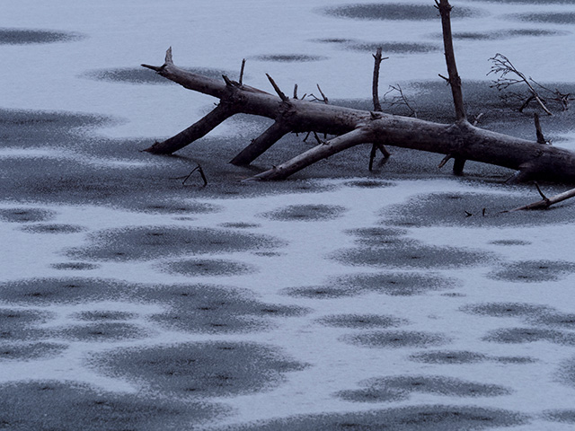 写真家喜多規子がM.ZUIKO DIGITAL ED 40-150mm F2.8 PRO＋MC-14で撮影した凍った沼に雪が積もった写真