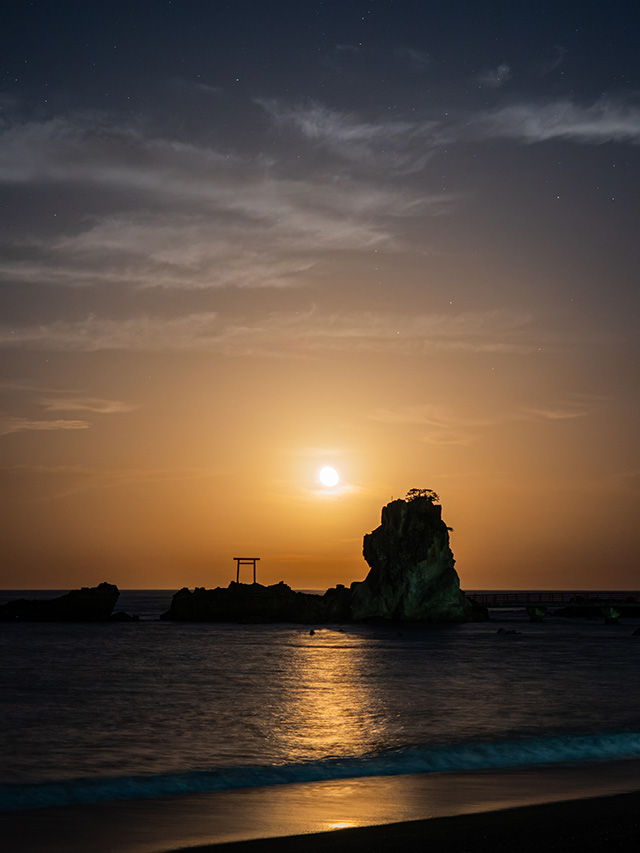 写真家北山輝泰がM.ZUIKO DIGITAL ED 12-40mm F2.8 PRO IIで撮影した月の出入り時の星景写真