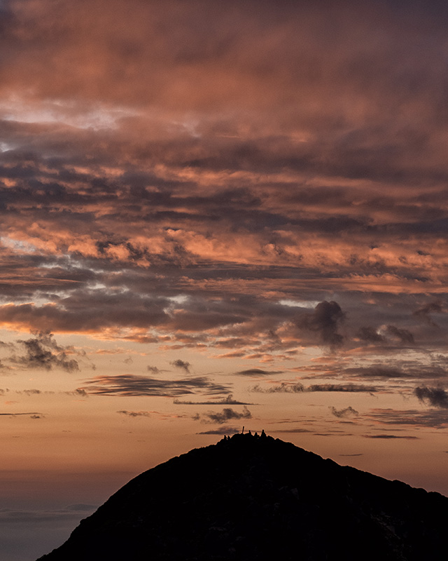 山岳写真家 平野篤がM.ZUIKO DIGITAL ED 40-150mm F4.0 PROで撮影した中岳山頂の朝焼けの写真