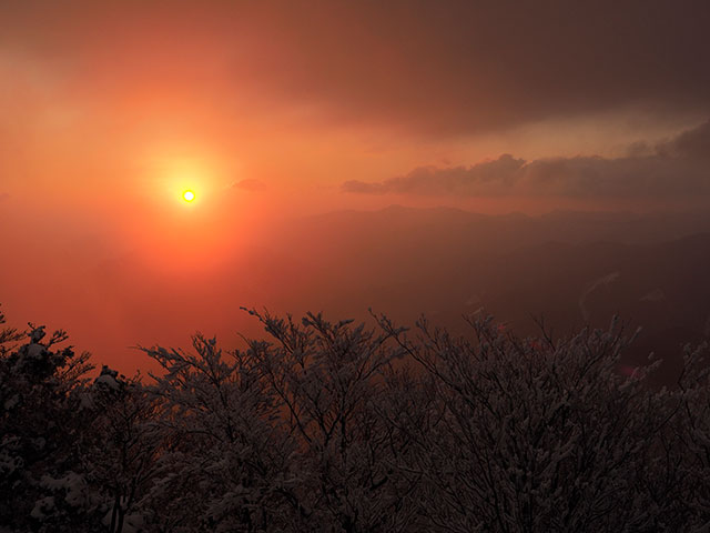 写真家 秦 達夫がM.ZUIKO DIGITAL ED 12-40mm F2.8 PRO IIで撮影したご来光の写真