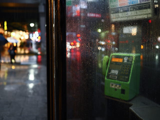 写真家 AmatouがM.ZUIKO DIGITAL ED 17mm F1.2 PROで撮影した雨の日の都市スナップ