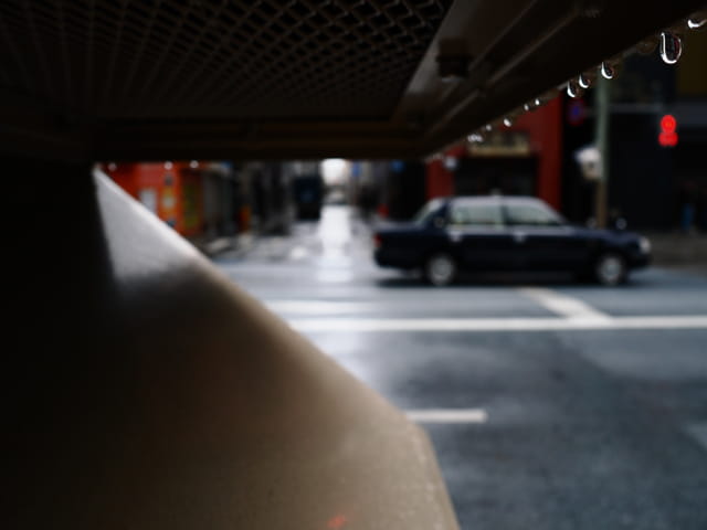 写真家 AmatouがM.ZUIKO DIGITAL 17mm F1.8 IIで撮影した雨の日の都市スナップ