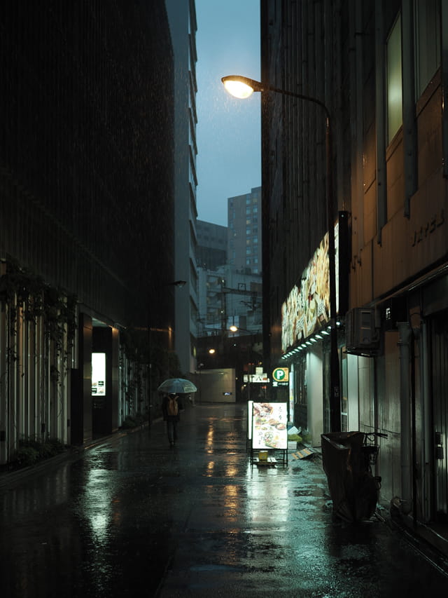 写真家 AmatouがM.ZUIKO DIGITAL ED 17mm F1.2 PROで撮影した雨の日の都市スナップ