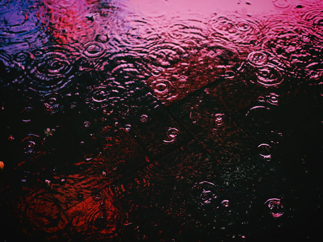 写真家 AmatouがM.ZUIKO DIGITAL 25mm F1.8 IIで撮影した雨の日の都市スナップ