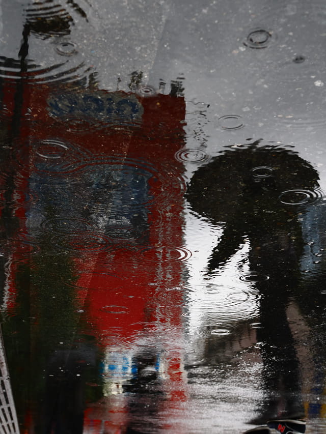 写真家 AmatouがM.ZUIKO DIGITAL 25mm F1.8 IIで撮影した雨の日の都市スナップ