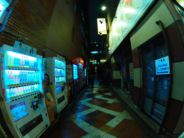 写真家 AmatouがM.ZUIKO DIGITAL ED 8mm F1.8 Fisheye PROで撮影した雨の日の都市スナップ
