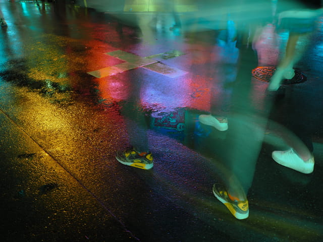 写真家 AmatouがM.ZUIKO DIGITAL ED 17mm F1.2 PROで撮影した雨の日の都市スナップ