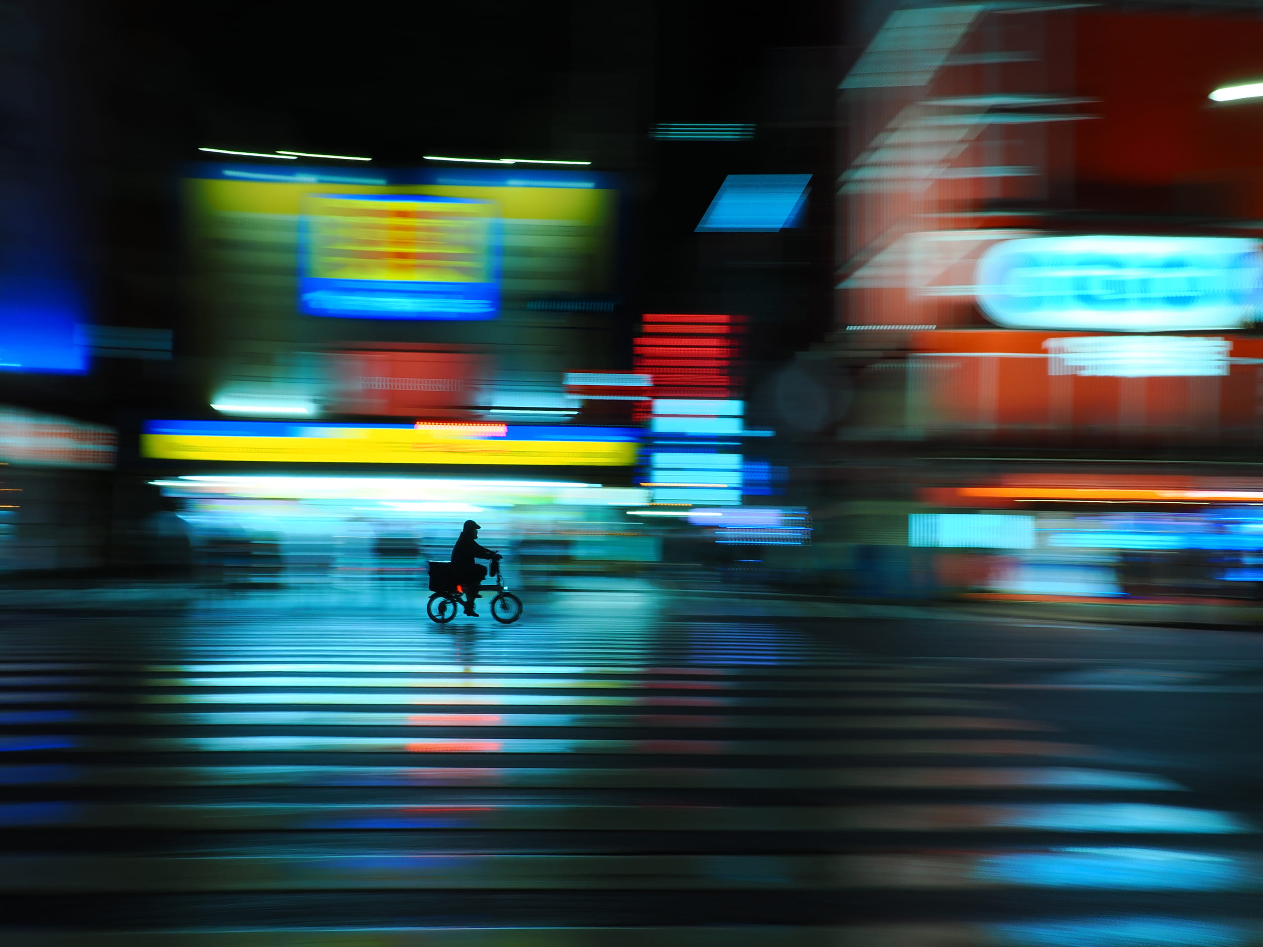 写真家 AmatouがM.ZUIKO DIGITAL ED 17mm F1.2 PROで撮影した雨の日の都市スナップ