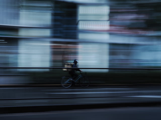 写真家 AmatouがM.ZUIKO DIGITAL 25mm F1.8 IIで撮影した雨の日の都市スナップ
