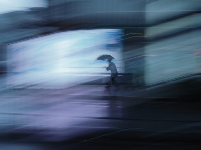 写真家 AmatouがM.ZUIKO DIGITAL 25mm F1.8 IIで撮影した雨の日の都市スナップ